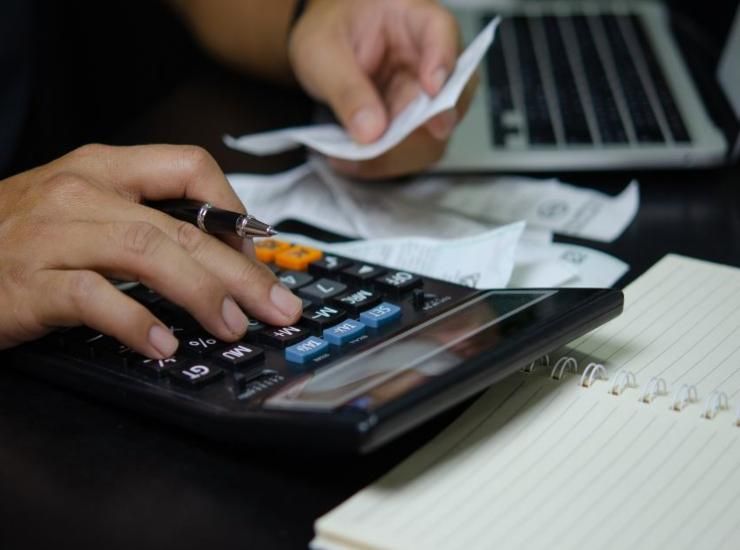 Calcolo debito (Canva)-focusicilia.it