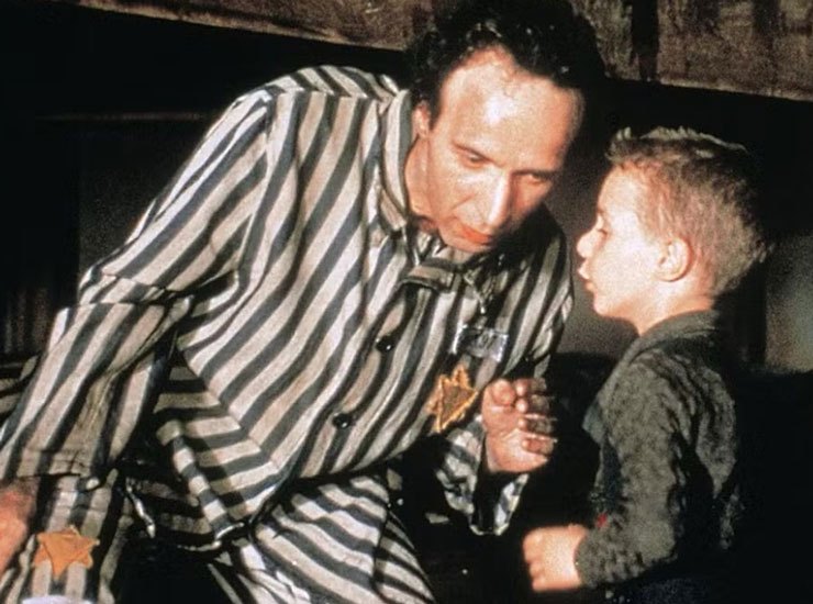 Roberto Benigni sul set de La Vita è bella - Focusicilia.it
