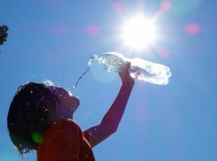 bambino beve acqua