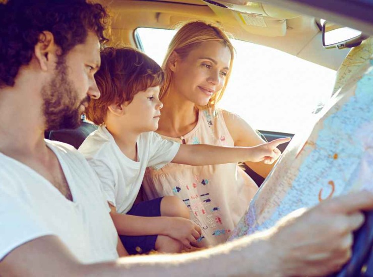 Famiglia in viaggio in autunno