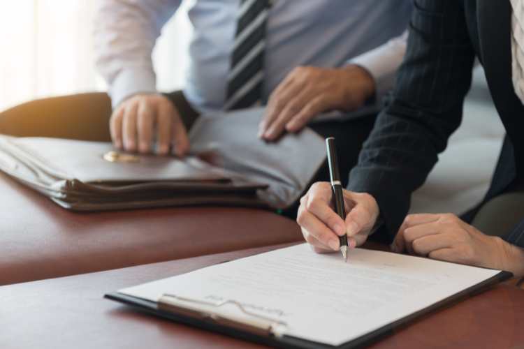 Firma del contratto - fonte_Canva - Focusicilia.it