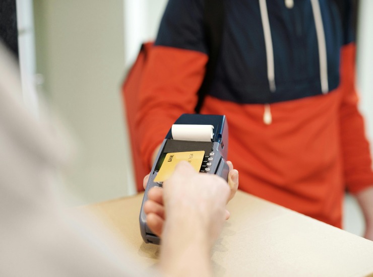 Pagare con il bancomat (Pexels)-focusicilia.it