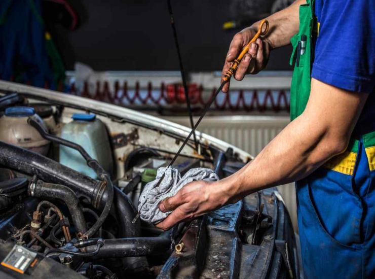 Verifica livello olio motore (Depositphotos)-focusicilia.it