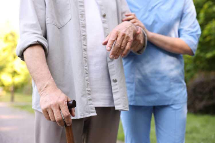 Aiuto nel deambulare - fonte_Canva - focusicilia.it