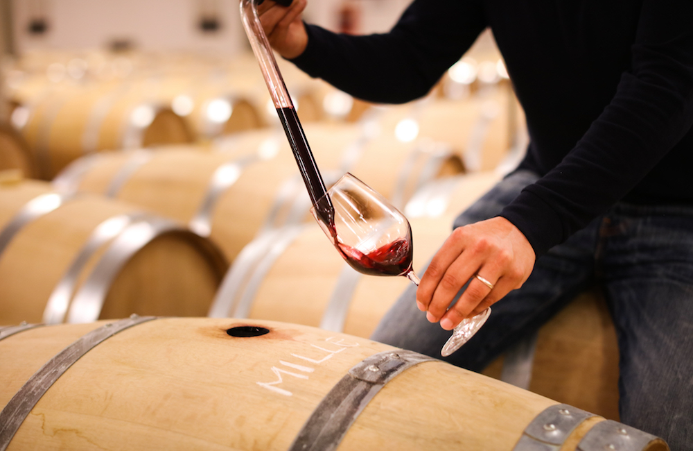 Vino, il Covid s’è bevuto metà fatturato: le cantine cambiano