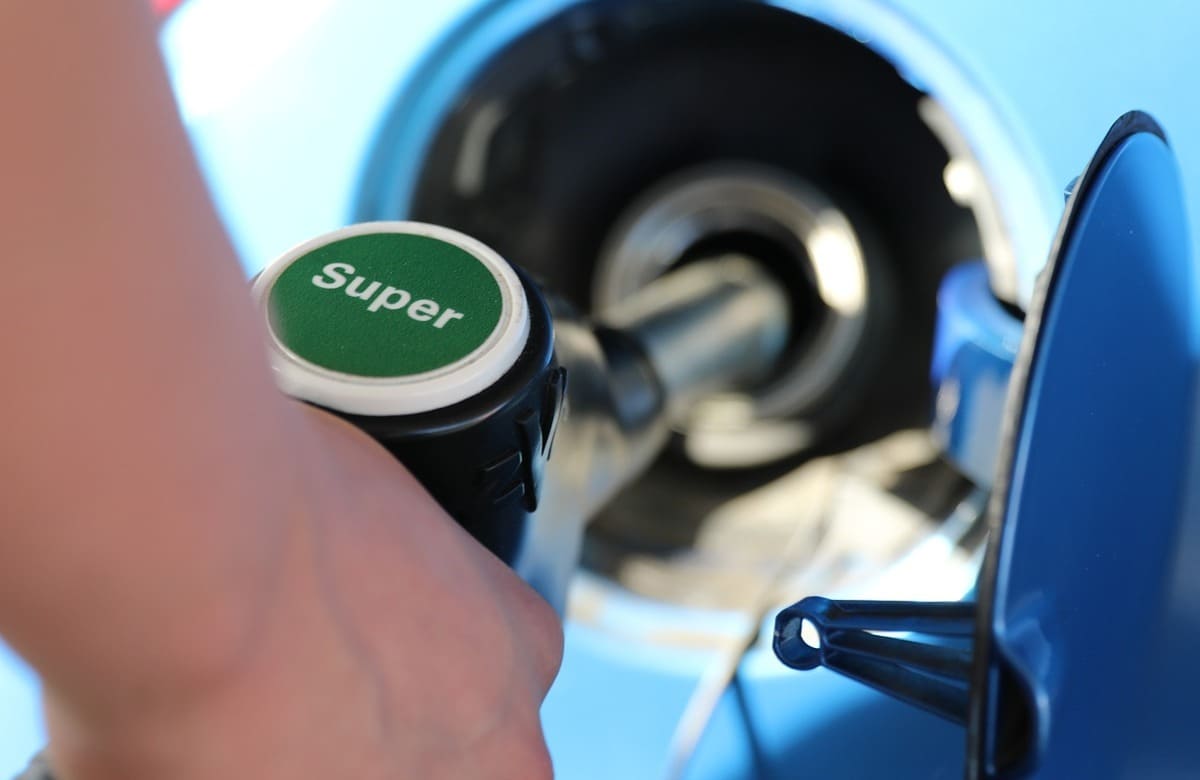 Caro benzina, “2,2 miliardi di incassi per lo Stato”. La protesta dei consumatori