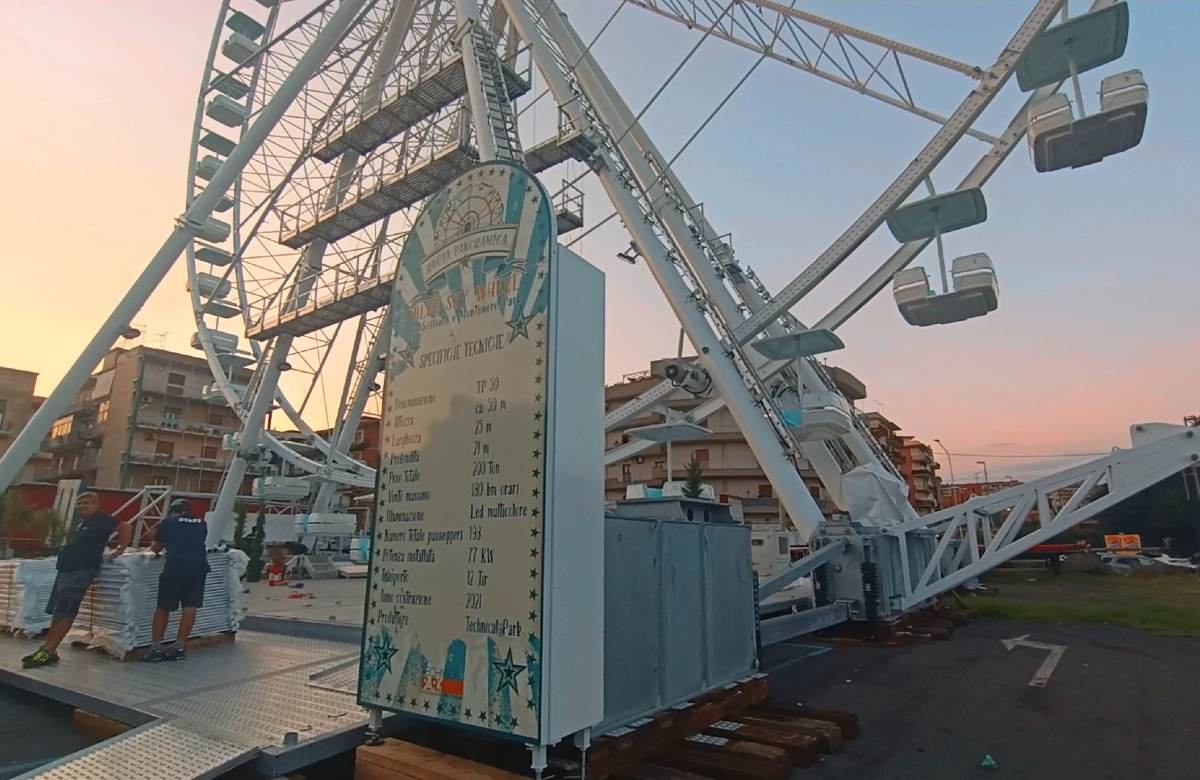 Catania, la ruota panoramica smontata dopo due mesi. “Luogo sbagliato”