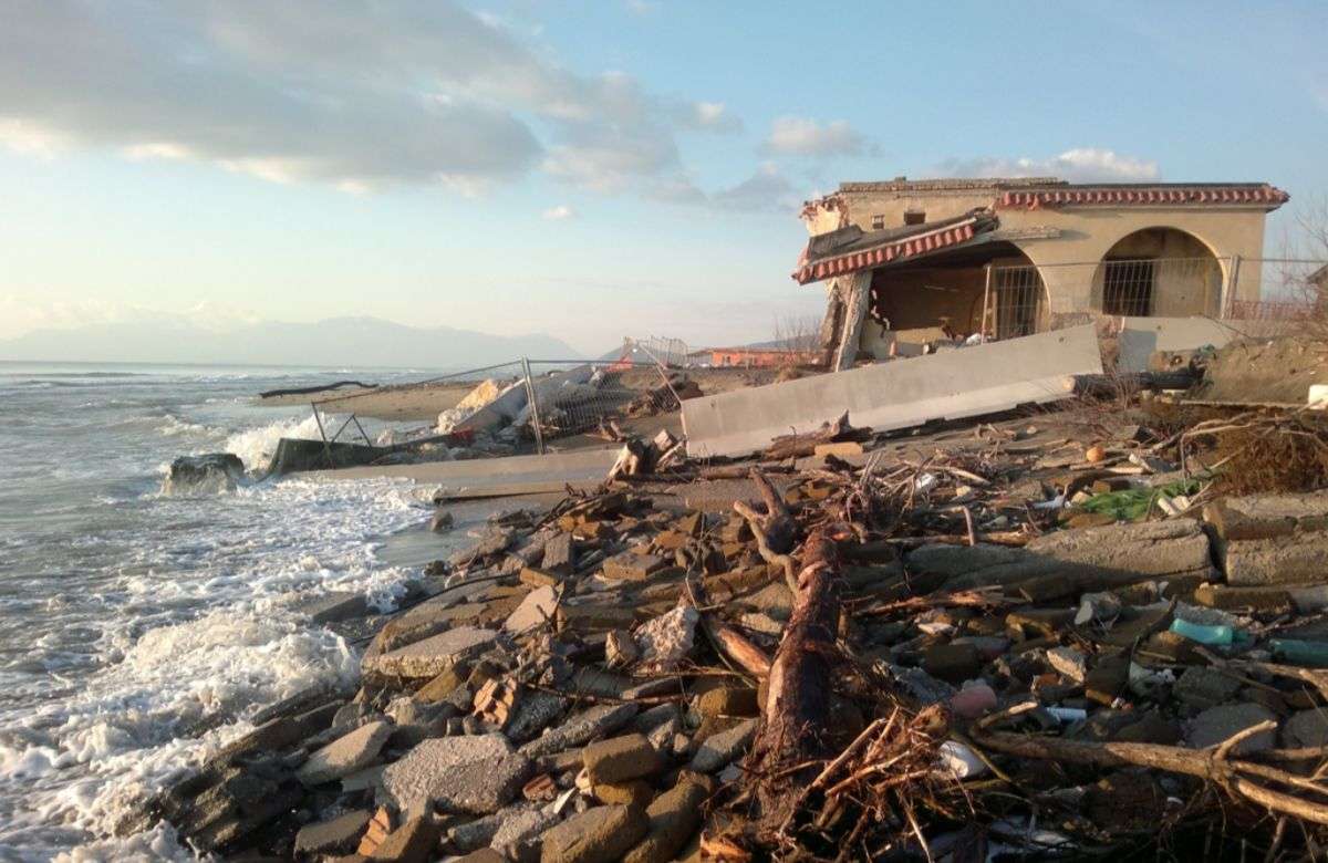 Affari e cemento dietro l’erosione delle coste: i casi a Palermo, Trapani e Ragusa