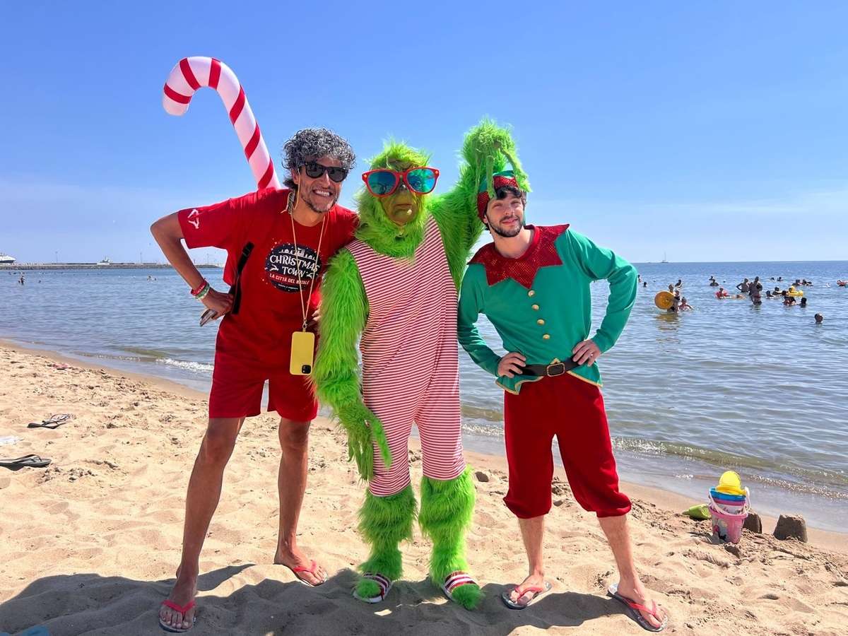 A Catania il Natale arriva a Ferragosto: avvistato il Grinch sulle spiagge etnee