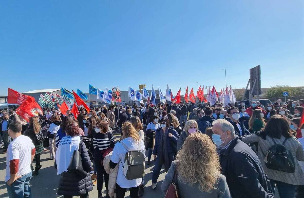Pfizer, tavolo di crisi alla Regione. I sindacati: “Serve un piano industriale”