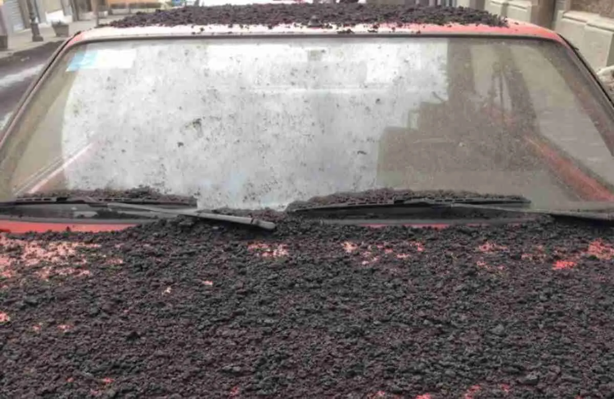 Cenere dell’Etna su Catania, vietato uso di motocicli e limite velocità a 30 Km/h