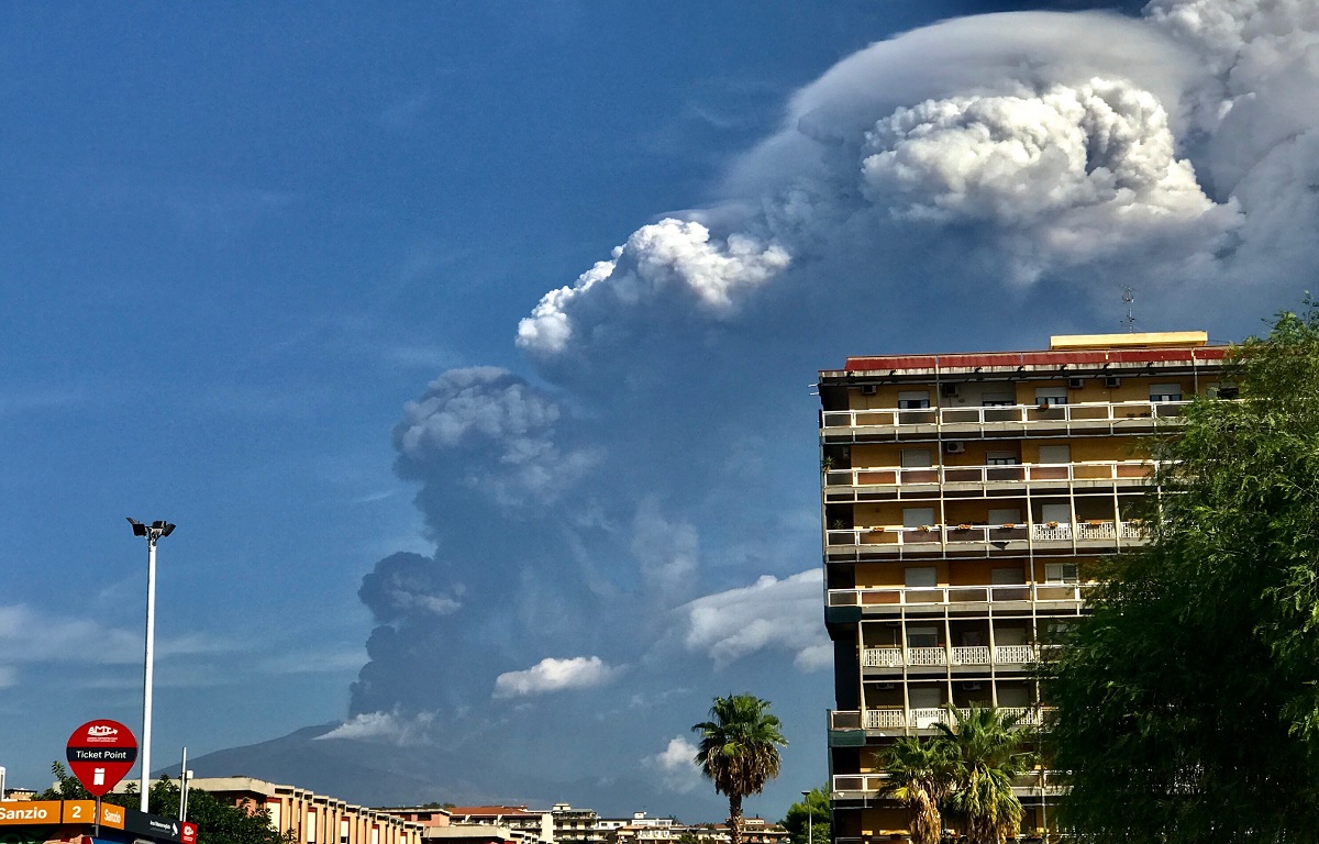 Etna, nuovo parossismo. Nube di cenere ancora verso il settore Est