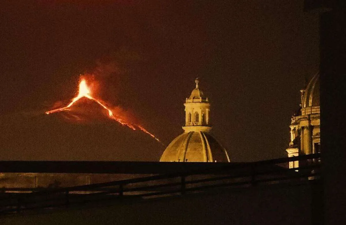 L’Etna è ormai un vulcano esplosivo. Behncke: “La cenere non si fermerà”