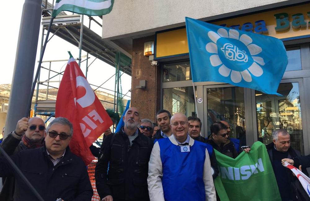 Igea Banca, 80 manifestanti nel sit-in per dire stop ai licenziamenti
