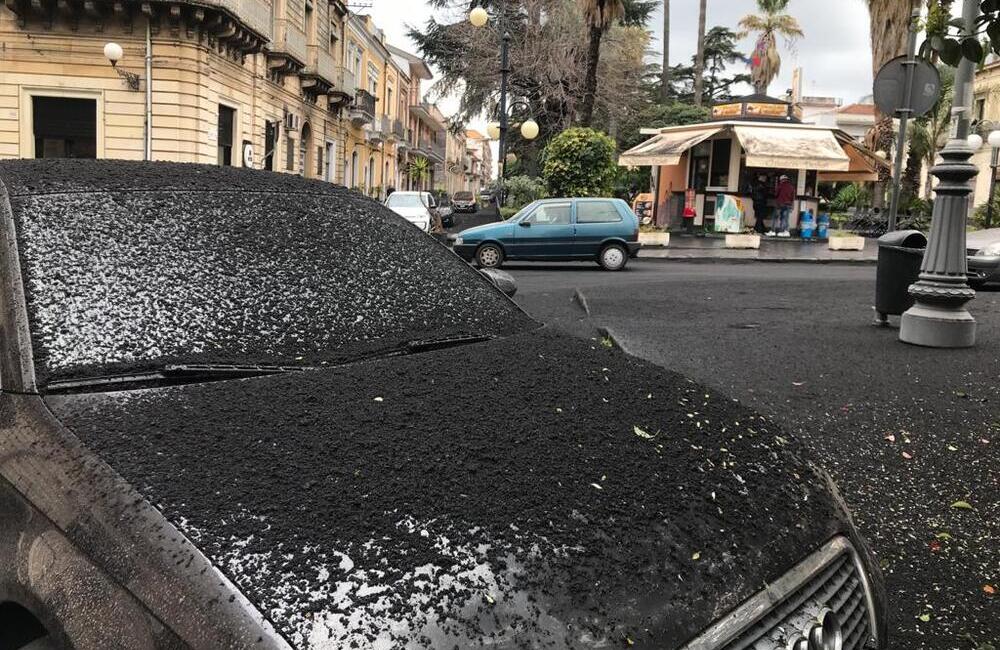 Cenere, Roma dimentica l’Etna. Nessun decreto e fondi esclusi dalla Finanziaria
