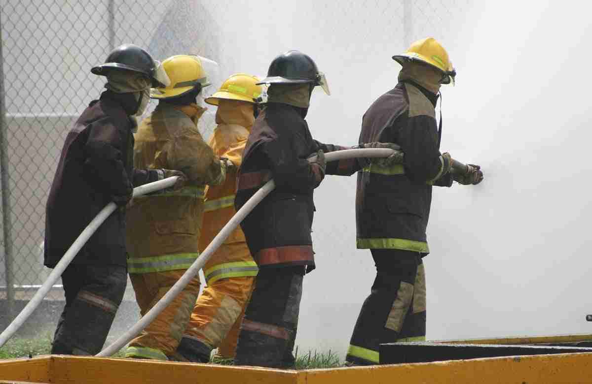 Incendio in discarica a Palermo. I rischi per l’uomo: dall’enfisema al tumore