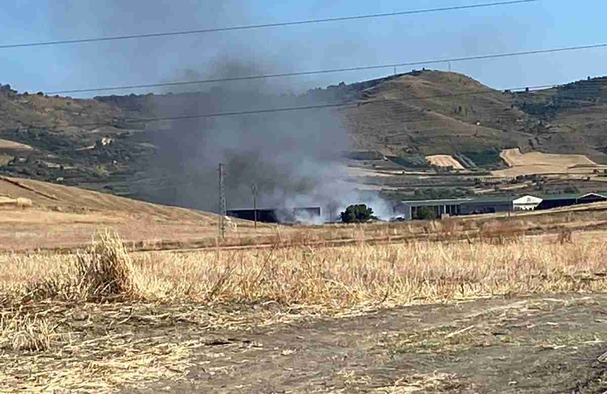 Rifiuti, i dubbi della Regione sull’incendio nella discarica Kalat