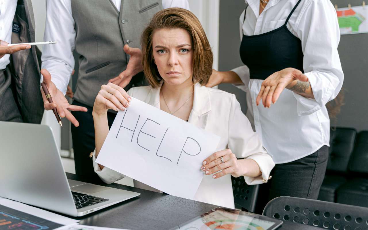 Sei triste? Ora ti PAGANO per NON andare a lavoro