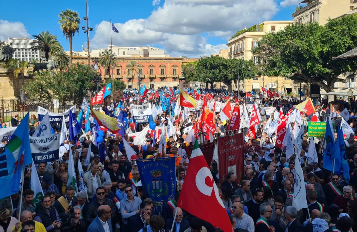 Caro-energia insostenibile: una piazza colma di crisi e preoccupazione