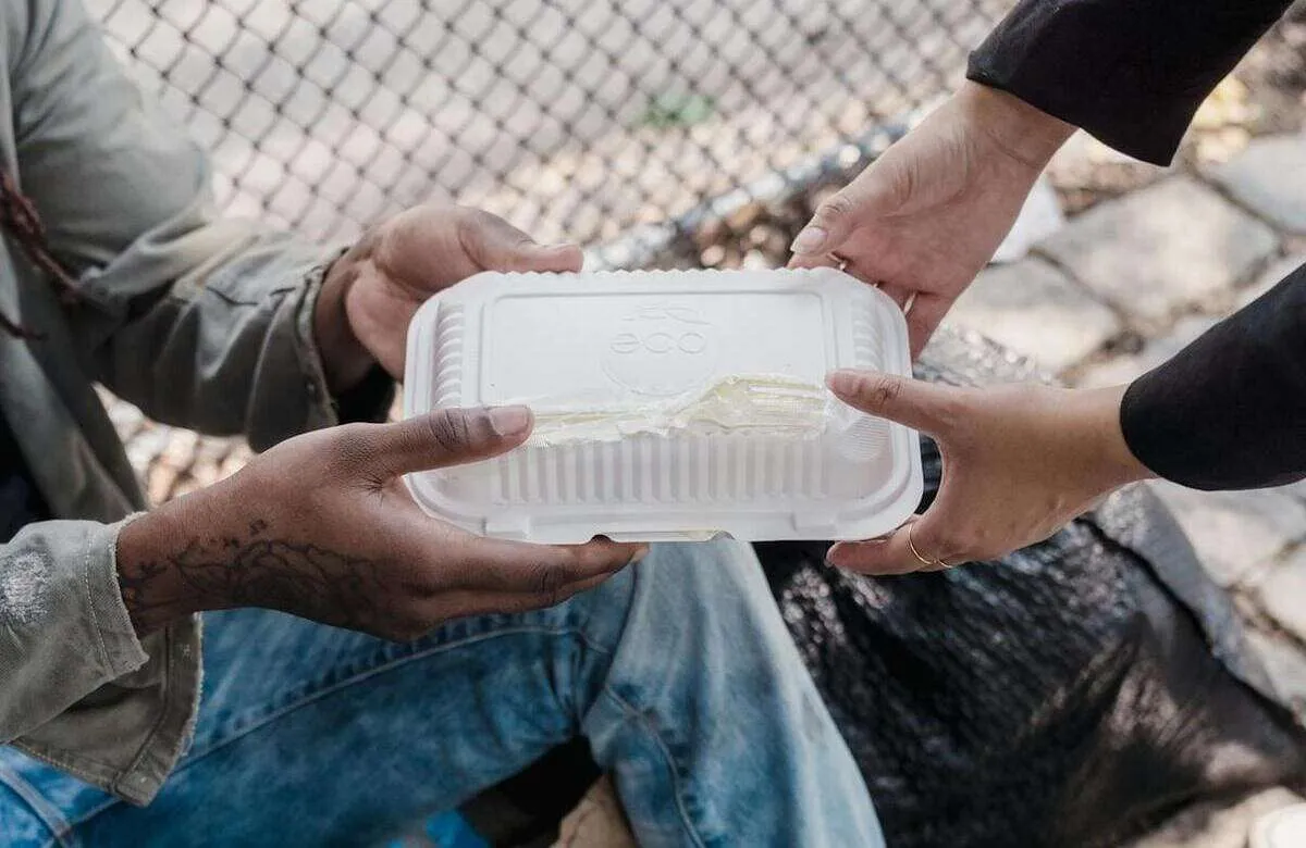 Alla mensa dei poveri anche con laurea e lavoro: la Sicilia nel rapporto Caritas
