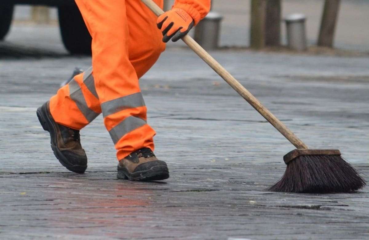 Catania, via al piano di pulizia della città. Già rimosse 4.500 tonnellate di cenere