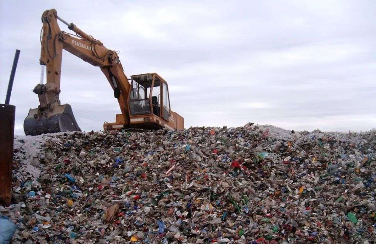 Rifiuti, paradosso Sicilia: differenziata buona, ma discariche e strade piene