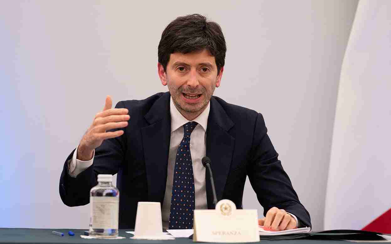 Covid, stretta del Governo: discoteche chiuse e mascherine in cinema e teatri