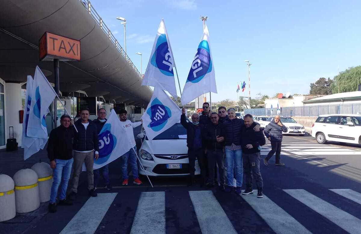 Catania, taxi in piazza contro il Governo. L’allarme di Ugl: “200 licenze a rischio”
