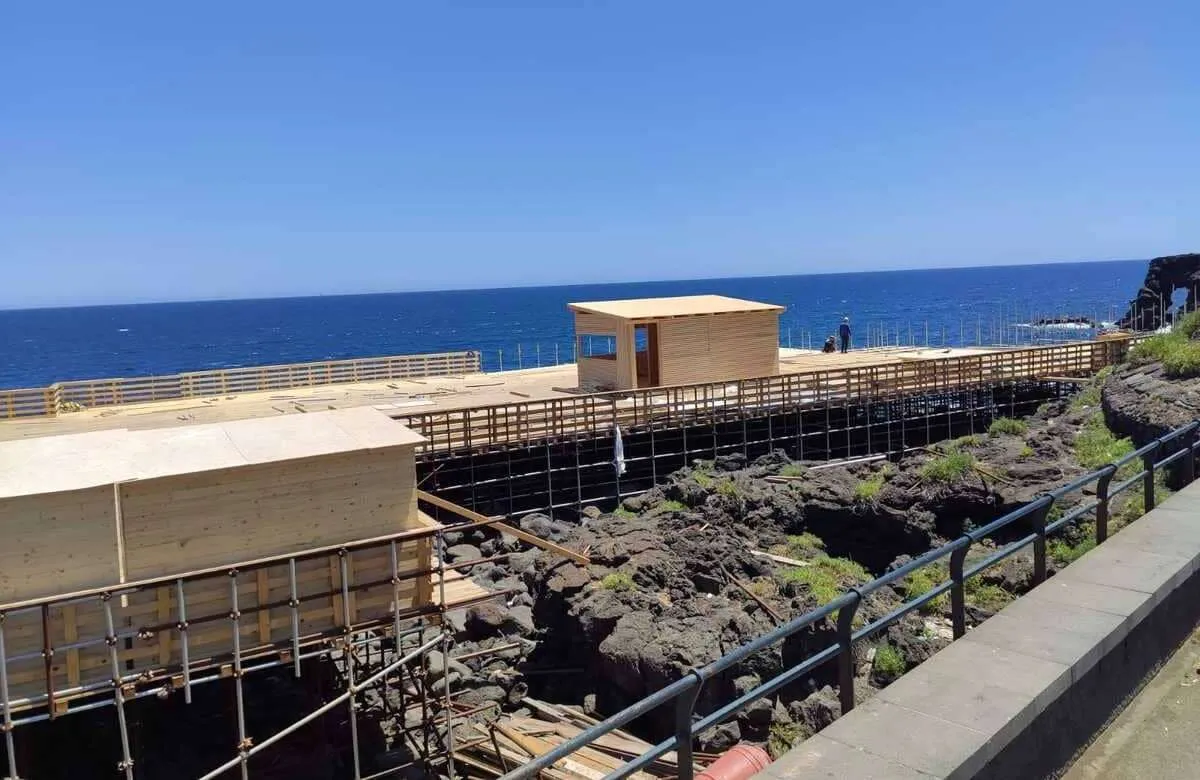 Catania, i solarium devono attendere. Montaggio rallentato da vento e ondate