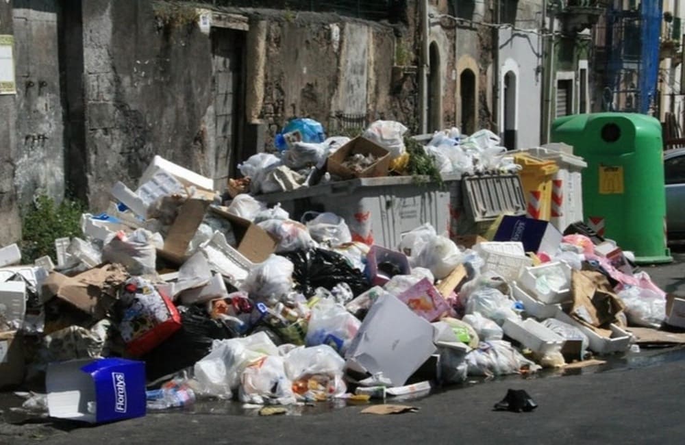 Catania affoga nei rifiuti. Differenziata a picco e le aziende “fuggono” dal centro