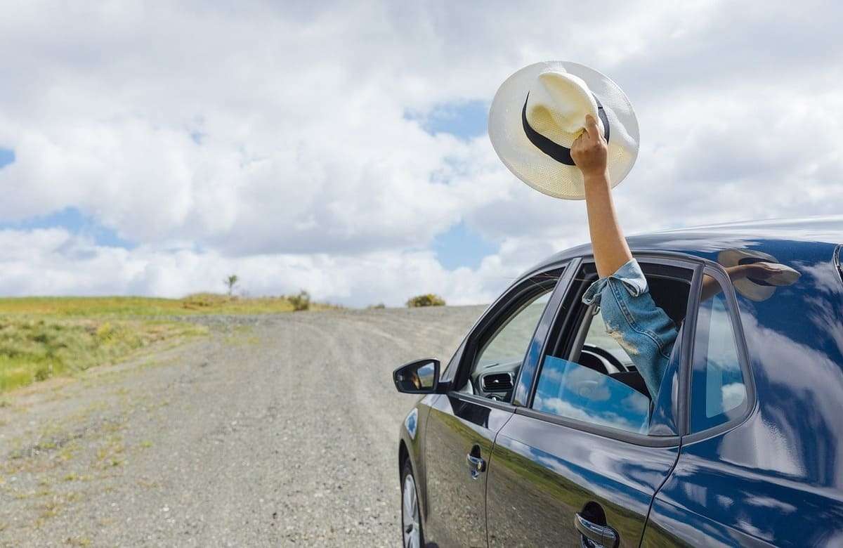 Ferragosto, vacanze meno care per chi usa l’auto: benzina e assicurazioni giù