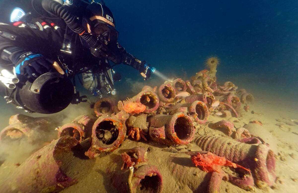 Vendicari, dal mare emergono 40 anfore rare. Raccontano i traffici dell’antichità