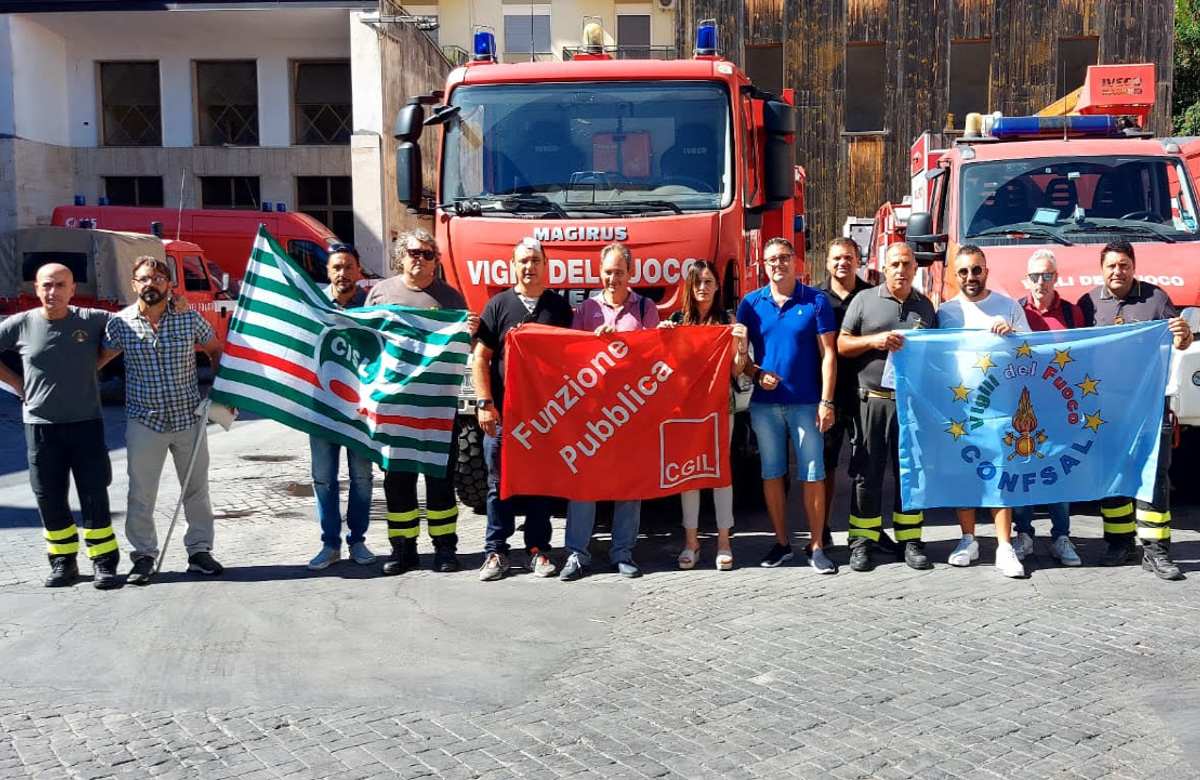 Vigili del fuoco, a Catania un sit-in per rivendicare i diritti. “Turni massacranti”