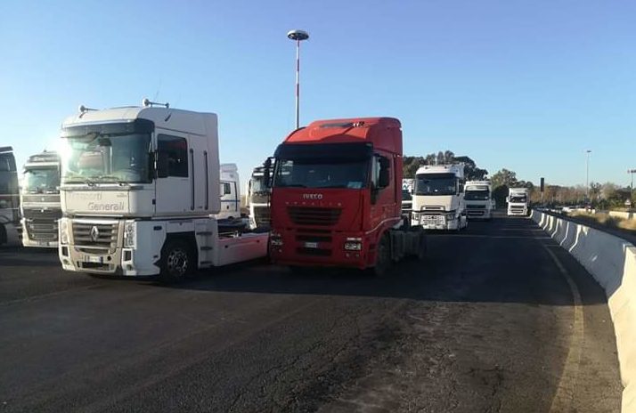 Caro navi, sospesa la protesta dei tir