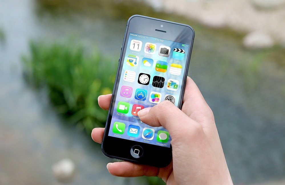 Immuni, i pro e i dubbi sull’app che traccia il contagio