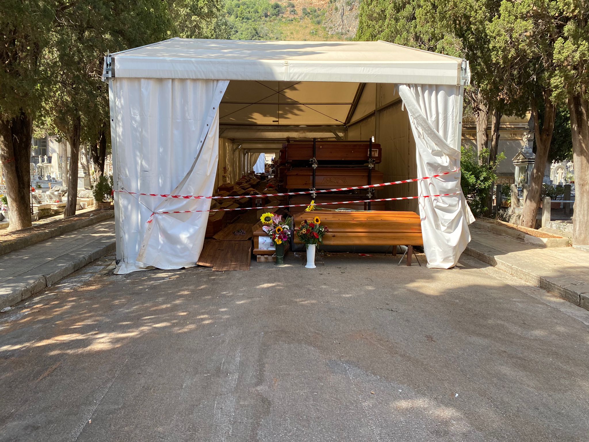Palermo, via dal cimitero dei Rotoli le tendostrutture che ospitano mille bare