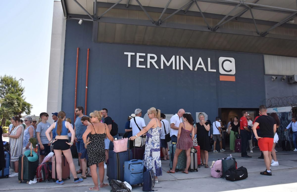 Aeroporto, gli esercenti: “Gli utili di Sac per risarcire gli operatori”