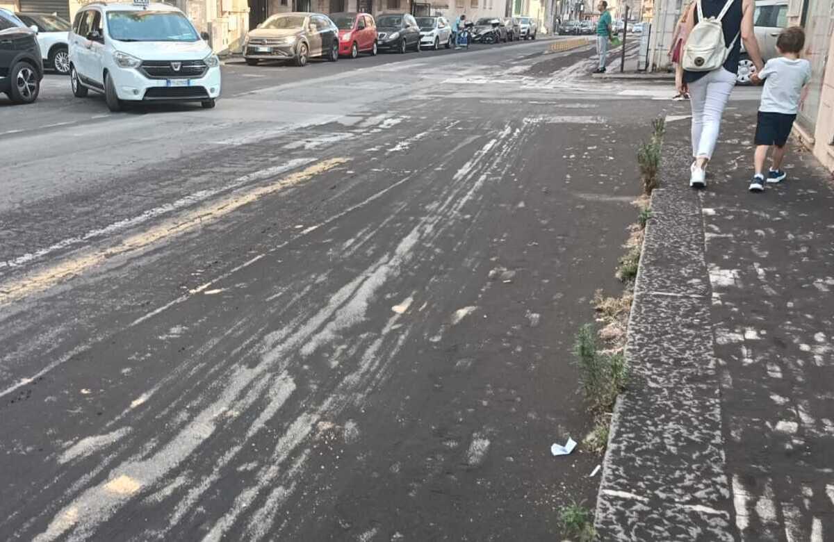 Catania sarà ancora invasa dalla cenere dell’Etna. “È troppa, facciamo fatica”