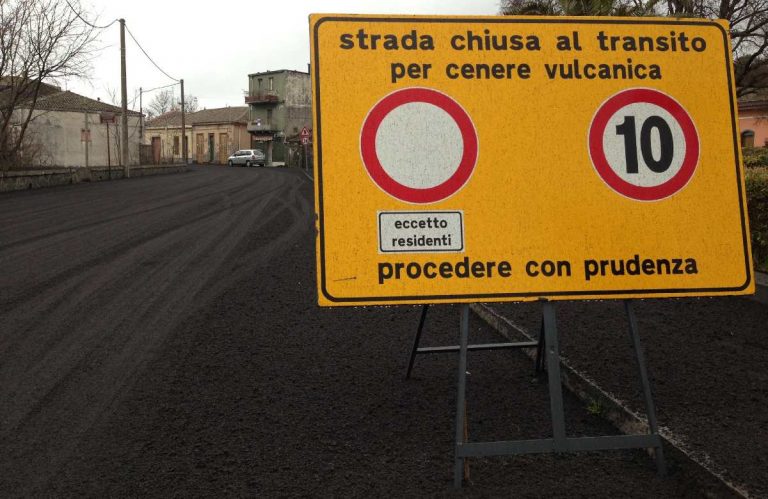 Etna: cenere, incendi, turismo. Come gestire emergenze e opportunità