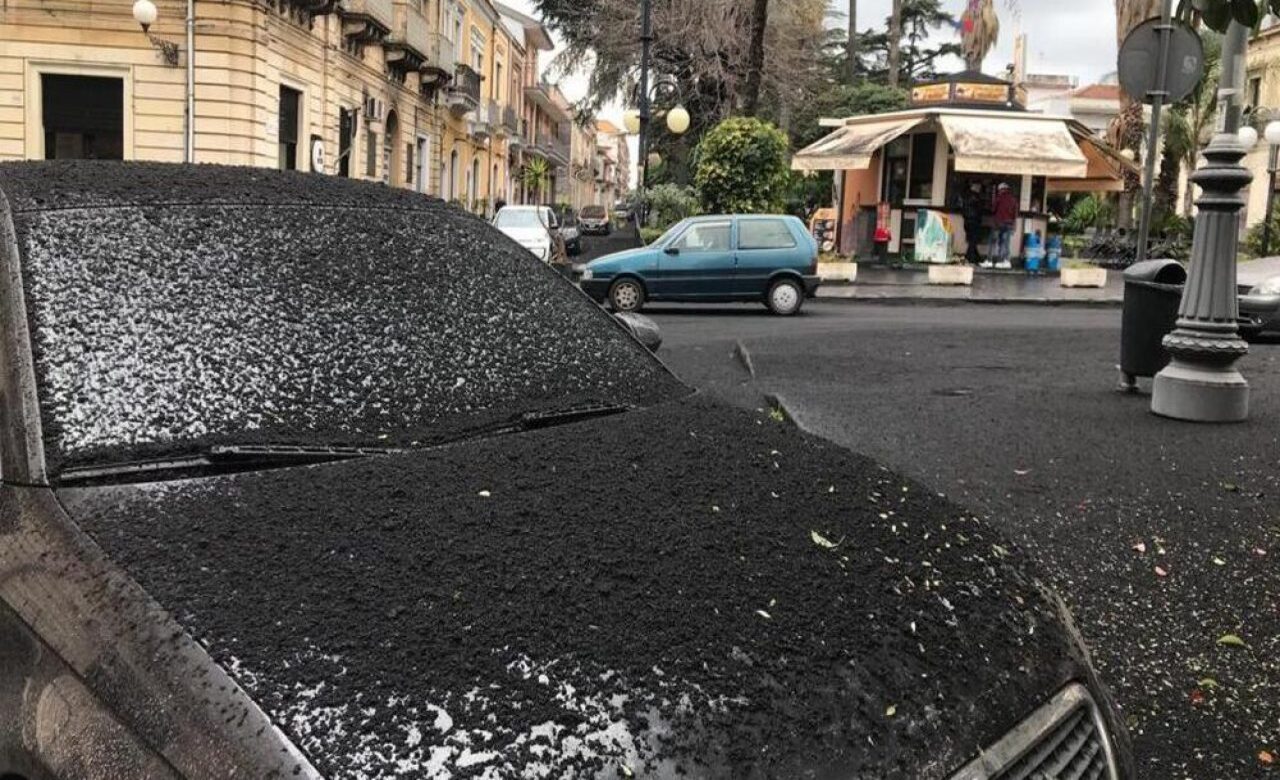 Cenere dell’Etna, Regione: Roma agisca. Pronto piano di smaltimento a Catania