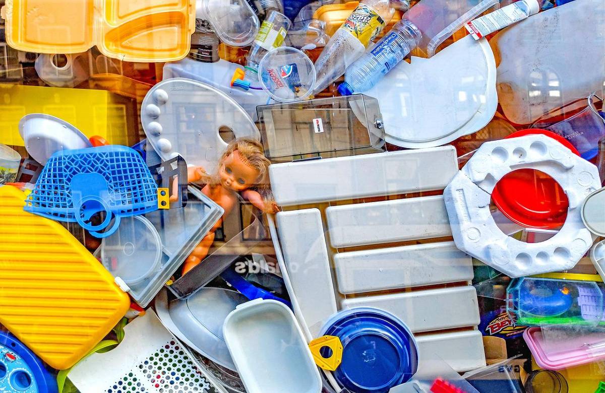 I volontari di Plastic free in piazza San Cristoforo per il porta a porta