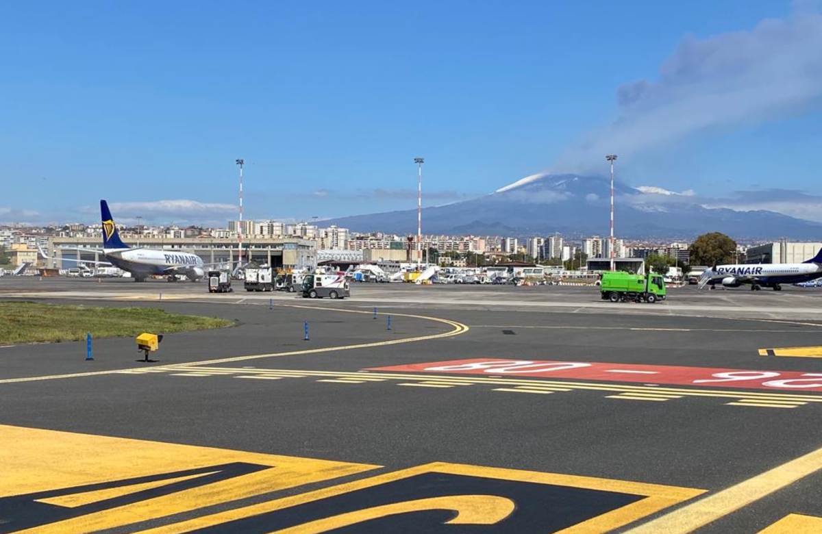 Etna in attività, nessun volo da e per Catania: pista chiusa