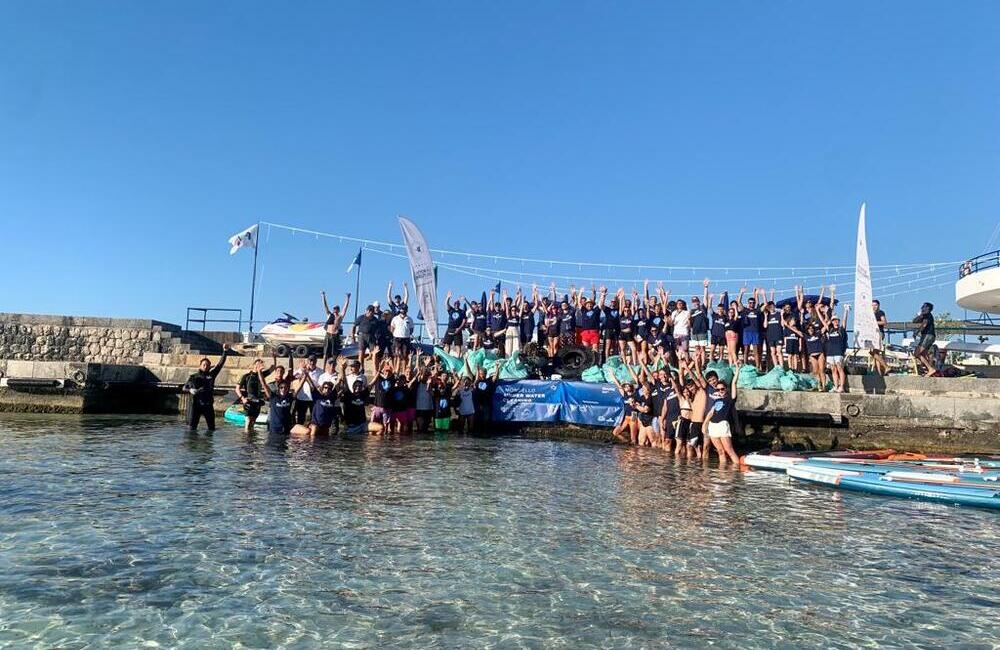 Mondello in un. mare di rifiuti. Volontari puliscono spiaggia e fondali