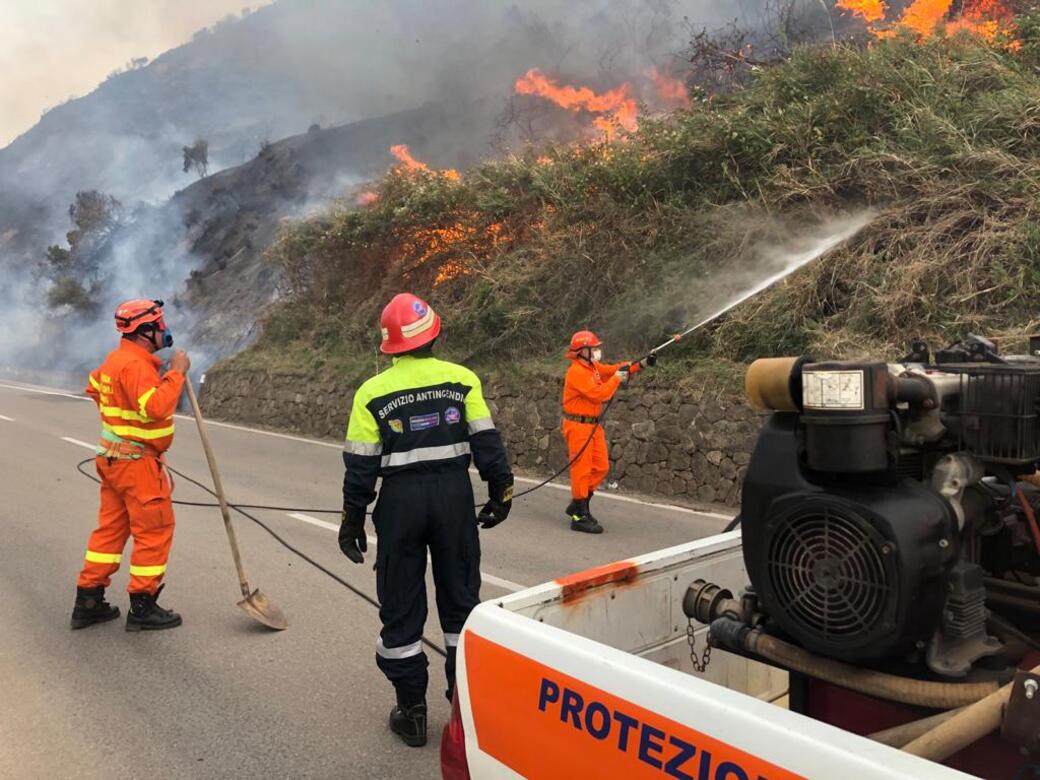 Quei mille volontari che tengono in piedi l’antincendio estivo in Sicilia