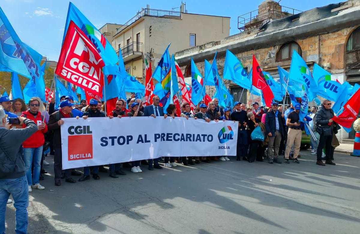 Precari Covid in piazza a Palermo: “Basta giochi, Regione rispetti la legge”