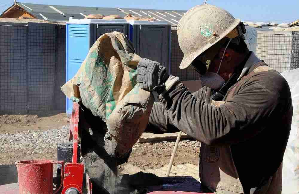 Edilizia: in dieci anni persi la metà dei lavoratori. Ma aumentano gli irregolari