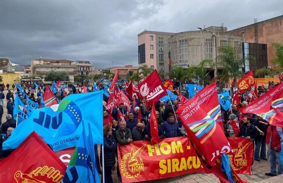 Tra petrolchimico e depuratore, in Sicilia devi scegliere tra la salute e il lavoro
