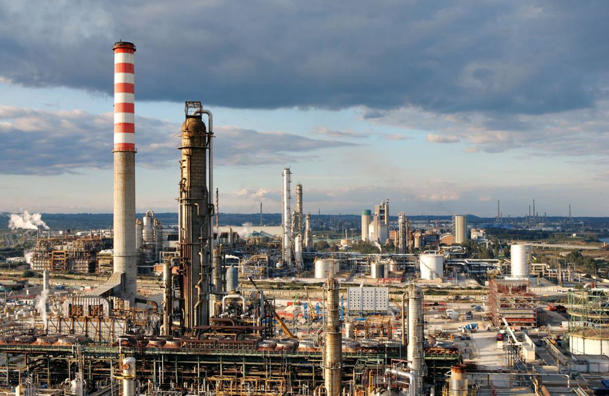 Petrolchimico: alle vittime di amianto spettano i benefici contributivi
