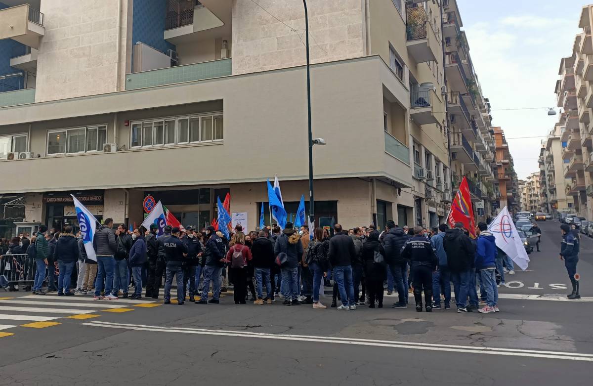 Vertenza Pfizer Catania, benestare dei lavoratori all’accordo “salva giovani”