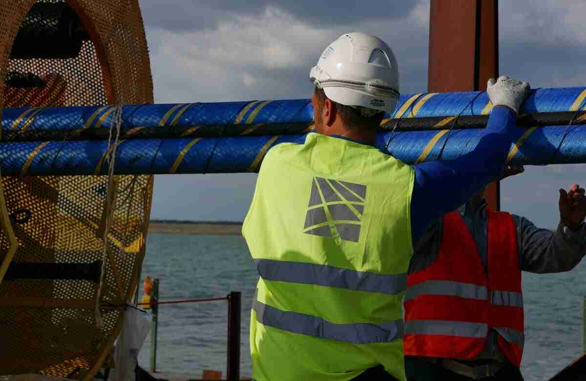 Sicilia-Italia, l’energia passa sott’acqua: nuovo elettrodotto Terna da 130 milioni